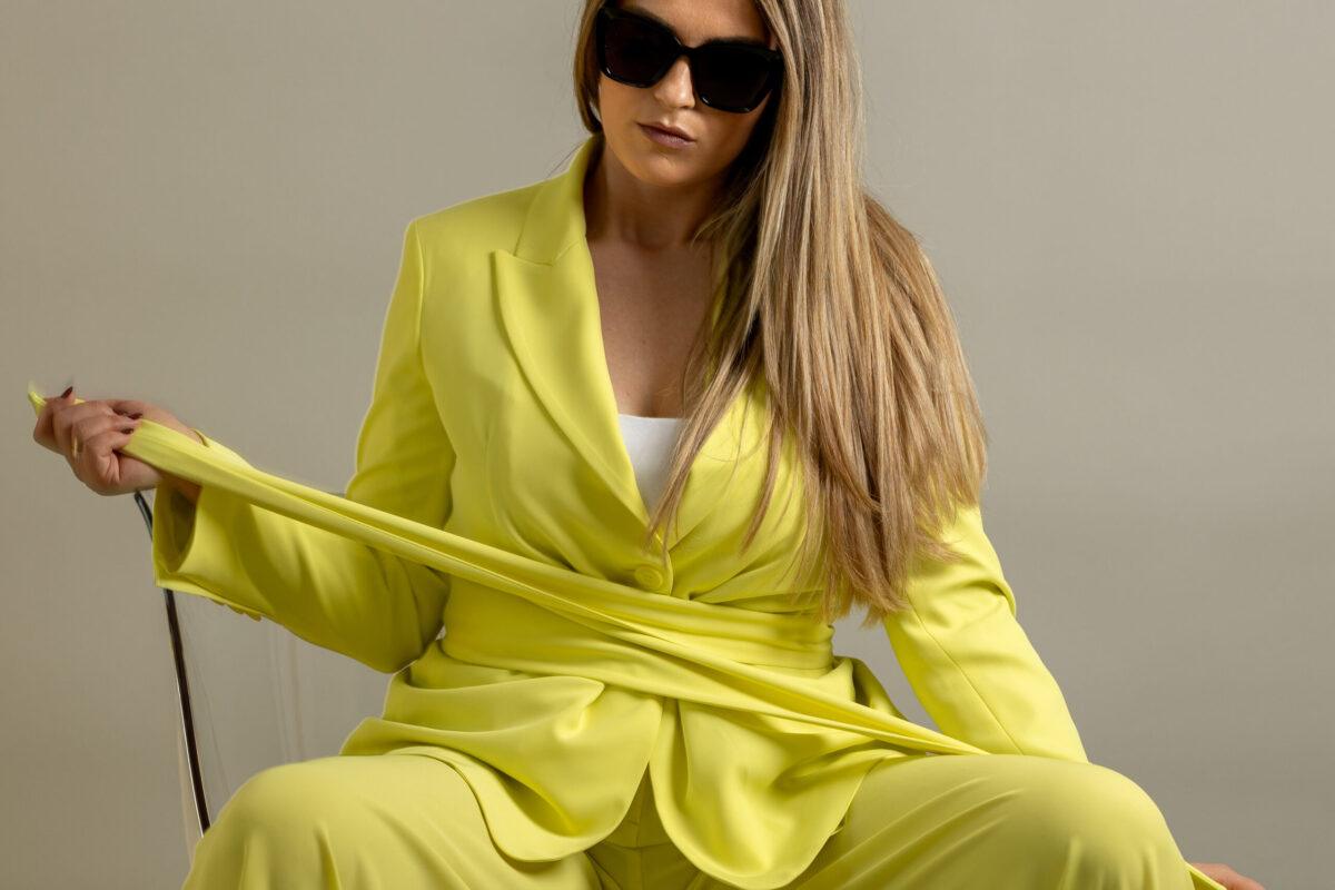 Model trägt italienische Damenmode – MAVI the label