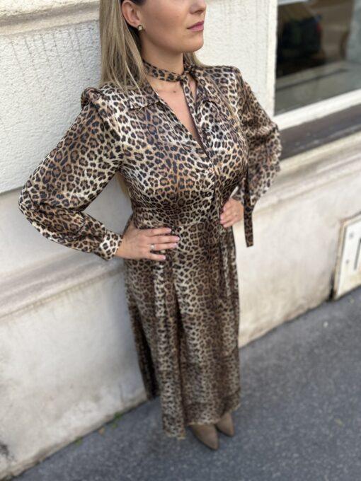 Model trägt italienische Damenmode – MAVI the label
