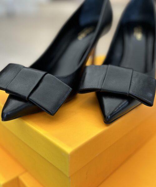 Schwarze Pumps aus Leder mit Schleifendetail