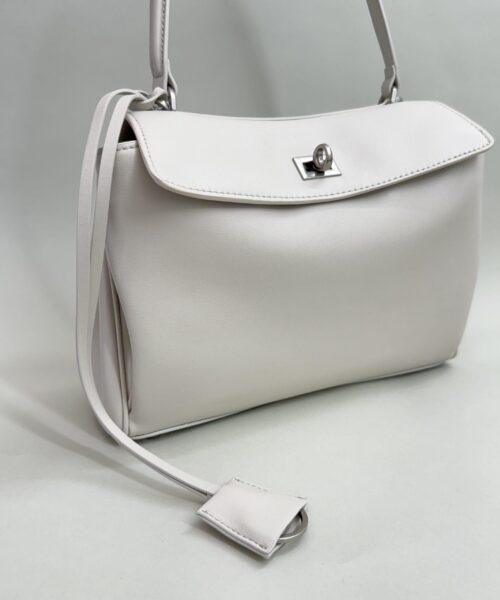 Mittelgroße Ledertasche in gebrochenem Weiß