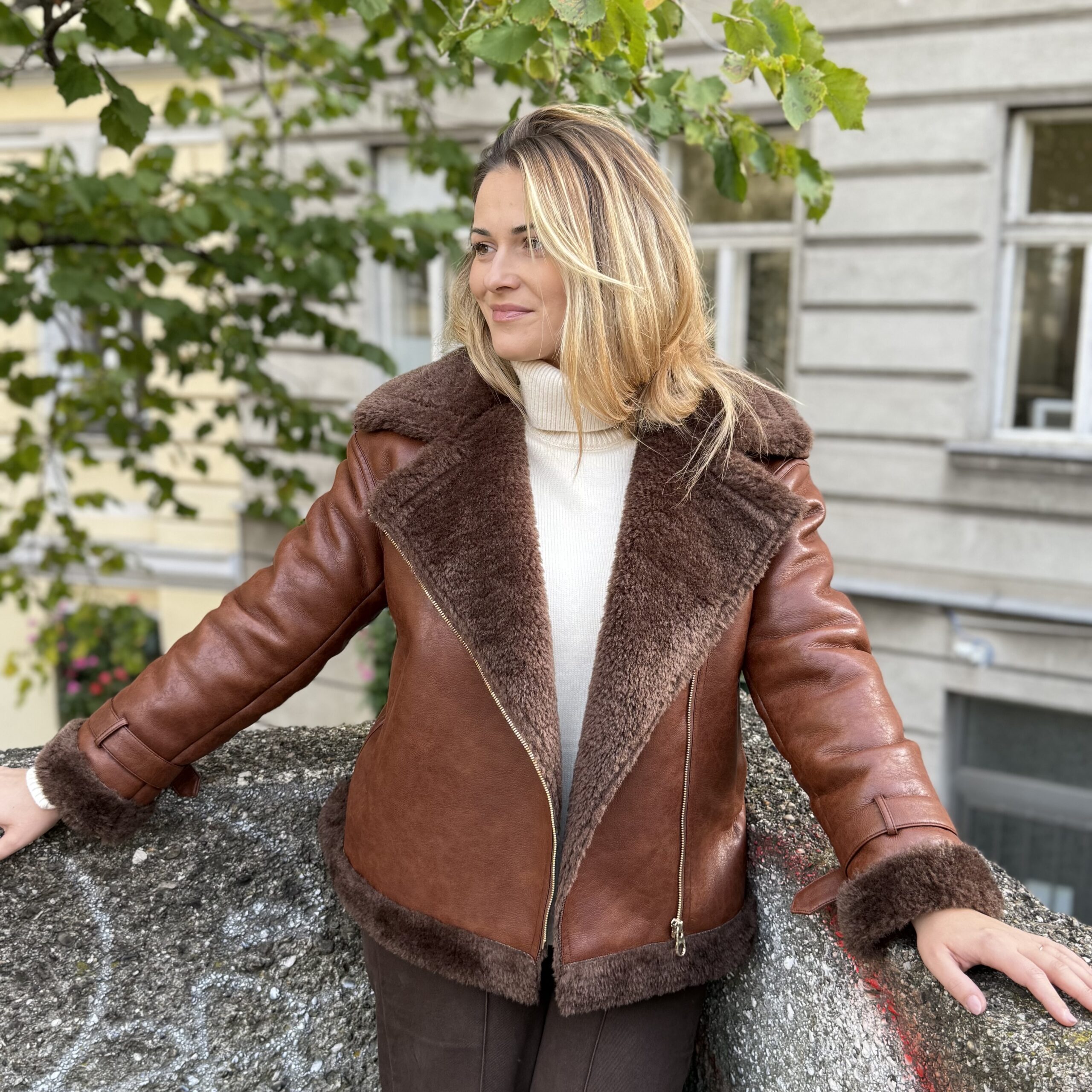 Winterjacke aus Veganem Leder in Braun – Bild 2